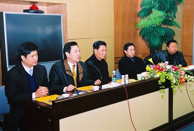 杨峰主席(左二,林如鑫书记(中,吴润富书记(右二)在相互交流企业发展