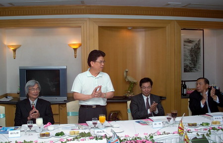 图为：珠海市邓维龙书记于6月1日晚上在珠海度假村酒店宴请考察团客人